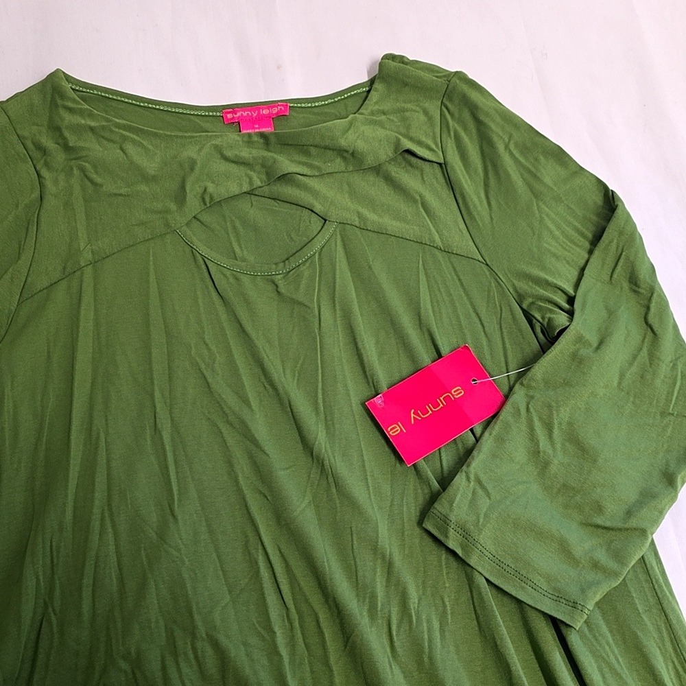 NWT Sunny Leigh Tunic Top Women Medium Green Back Keyhole Sharkbite Hem